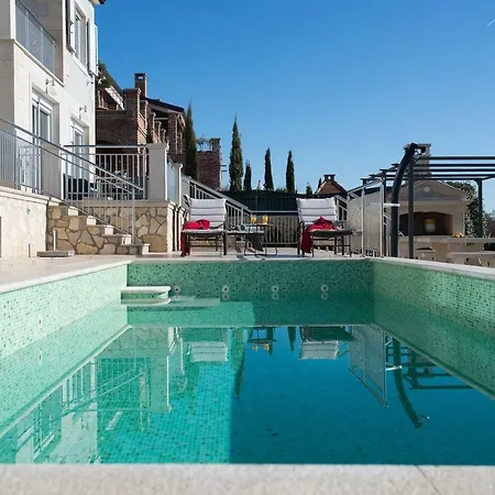 Solaris Deluxe 2 Bedrooms Апартаменты